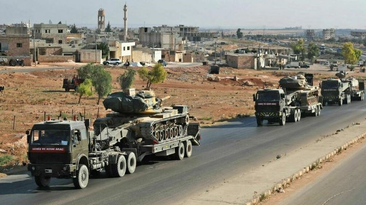 صورة من الأرشيف لرتل من الآليات العسكرية التركية يمر عبر بلدة سراقب بمحافظة إدلب شمال غرب البلاد