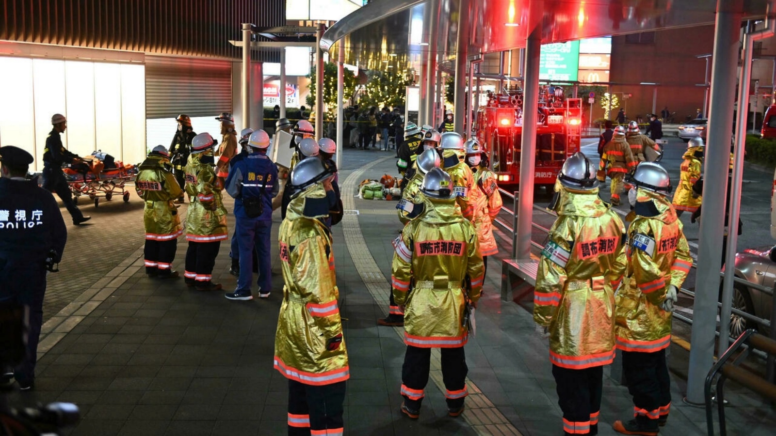 عناصر من الدفاع المدني ينتشرون في محطة القطارات حيث هاجم شخص ركاب قطار في طوكيو. في 31 تشرين الأول/ أكتوبر 2021.