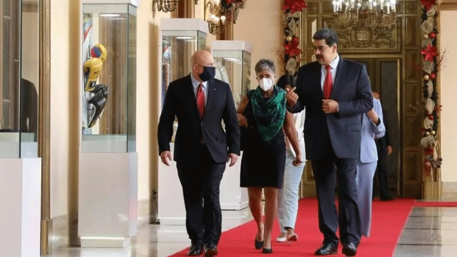 الرئيس الفنزويلي نيكولاس مادورو (يمين) يسير مع المدعي العام للمحكمة الجنائية الدولية كريم خان (يسار) في قصر ميرافلوريس الرئاسي في كاراكاس في 3 تشرين الثاني/ نوفمبر 2021