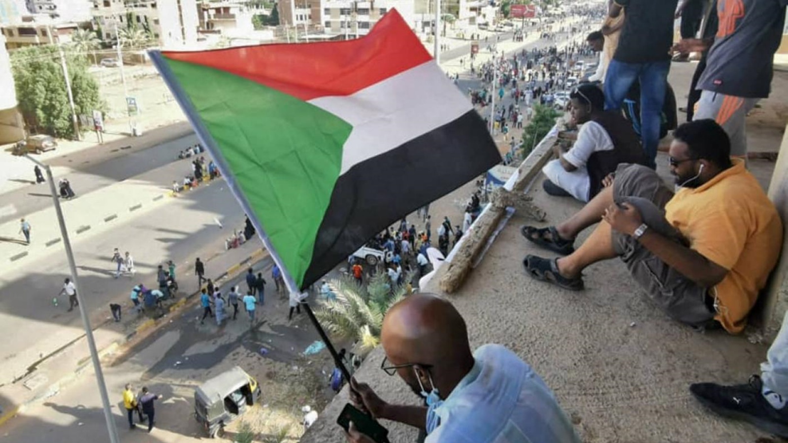 أشخاص يتظاهرون في السودان احتجاجًا على الإنقلاب العسكري. تشرين الأول/ أكتوبر 2021.