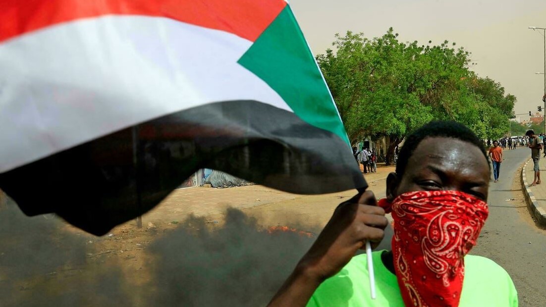 متظاهر سوداني معارض للانقلاب العسكري