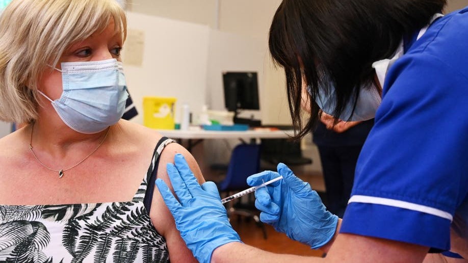 بريطانيا تشهد تقدما في حملة التطعيم المعزز لما فوق 50 عاما
