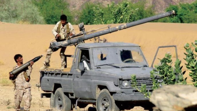 جنود من الجيش اليمني يدافعون عن مأرب بمواجهة اعتداءات الحوثيين 