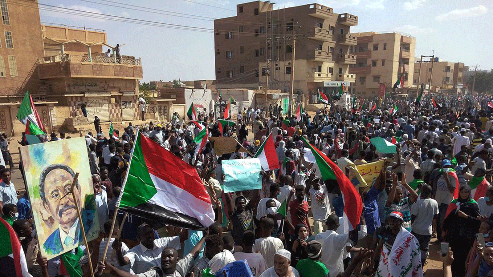 متظاهرون سودانيون مناهضون للانقلاب خلال مظاهرة في مدينة أم درمان في العاصمة الخرطوم يوم 30 أكتوبر/ تشرين الأول 2021