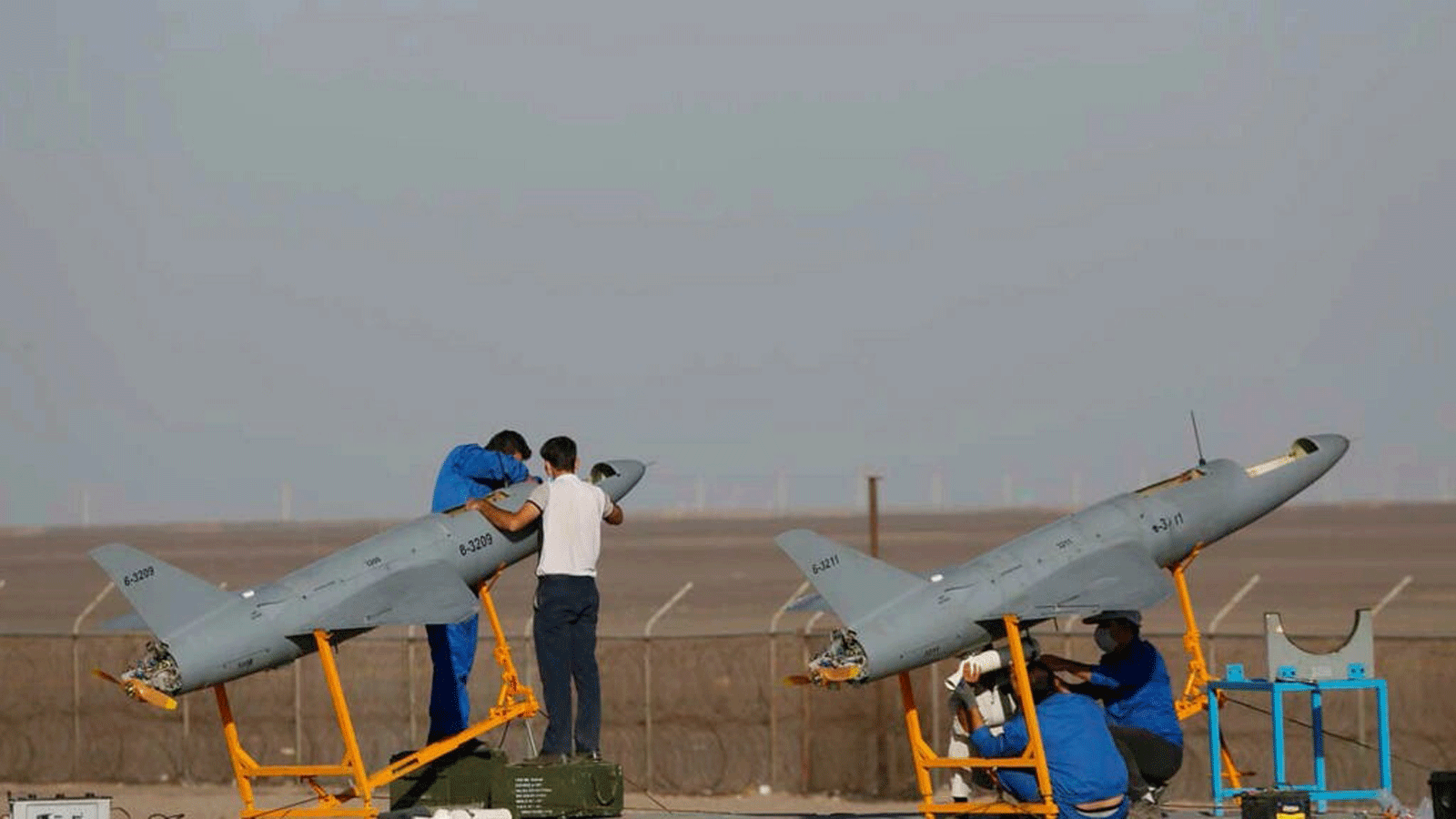 صورة عسكرية إيرانية تظهر طائرات بدون طيار خلال تدريب في مكان مجهول داخل إيران.