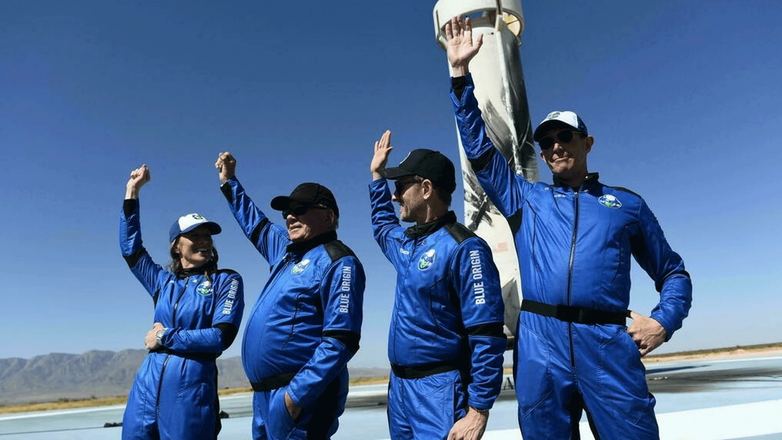 غلين دي فريس (على اليمين) مع زملائه من أعضاء طاقم بلو أوريجين في منصة هبوط صاروخ نيو شيبرد في تكساس في 13 تشرين الأول/ أكتوبر 2021 