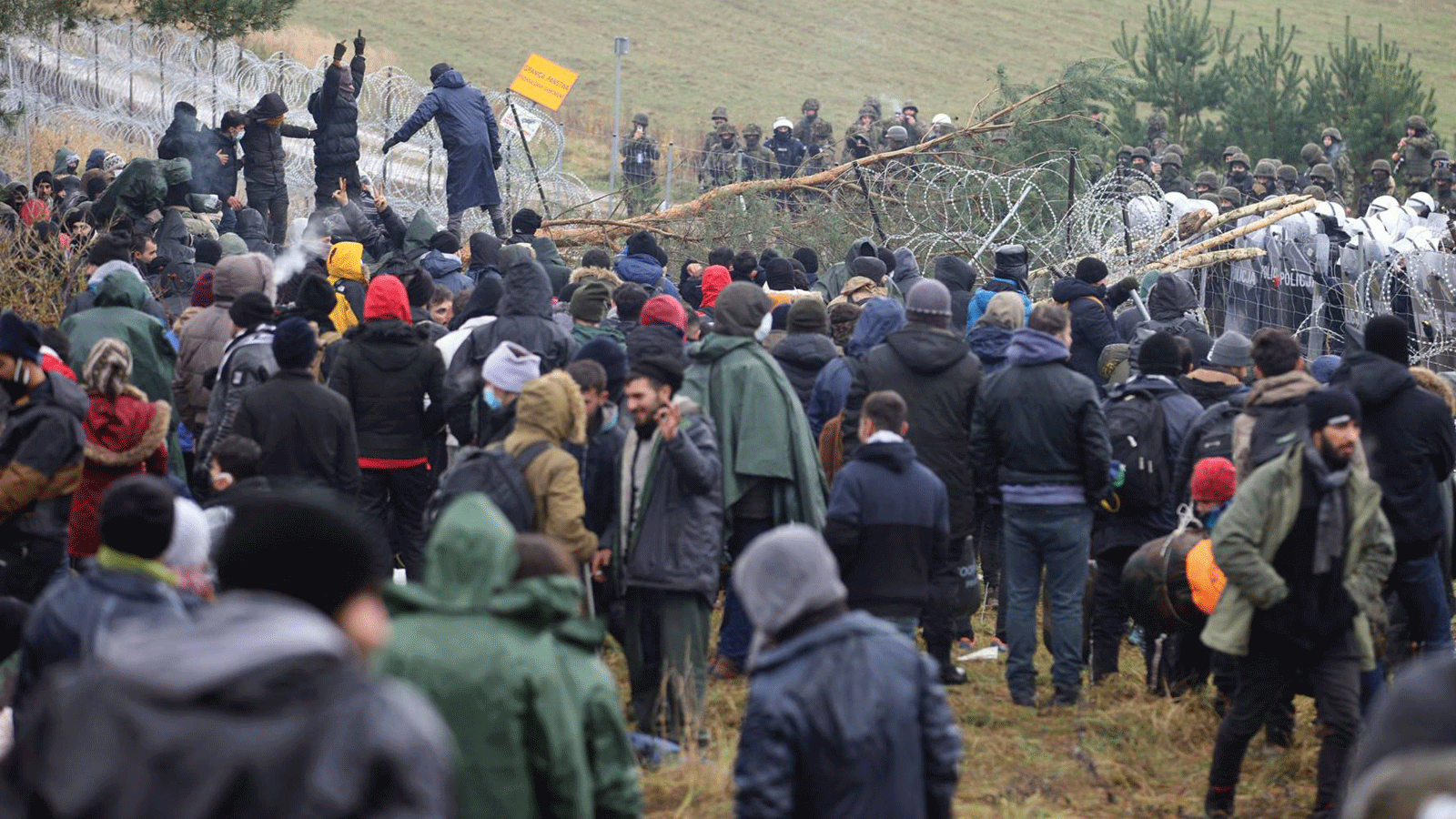 مئات المهاجرين على حدود بيلاروسيا