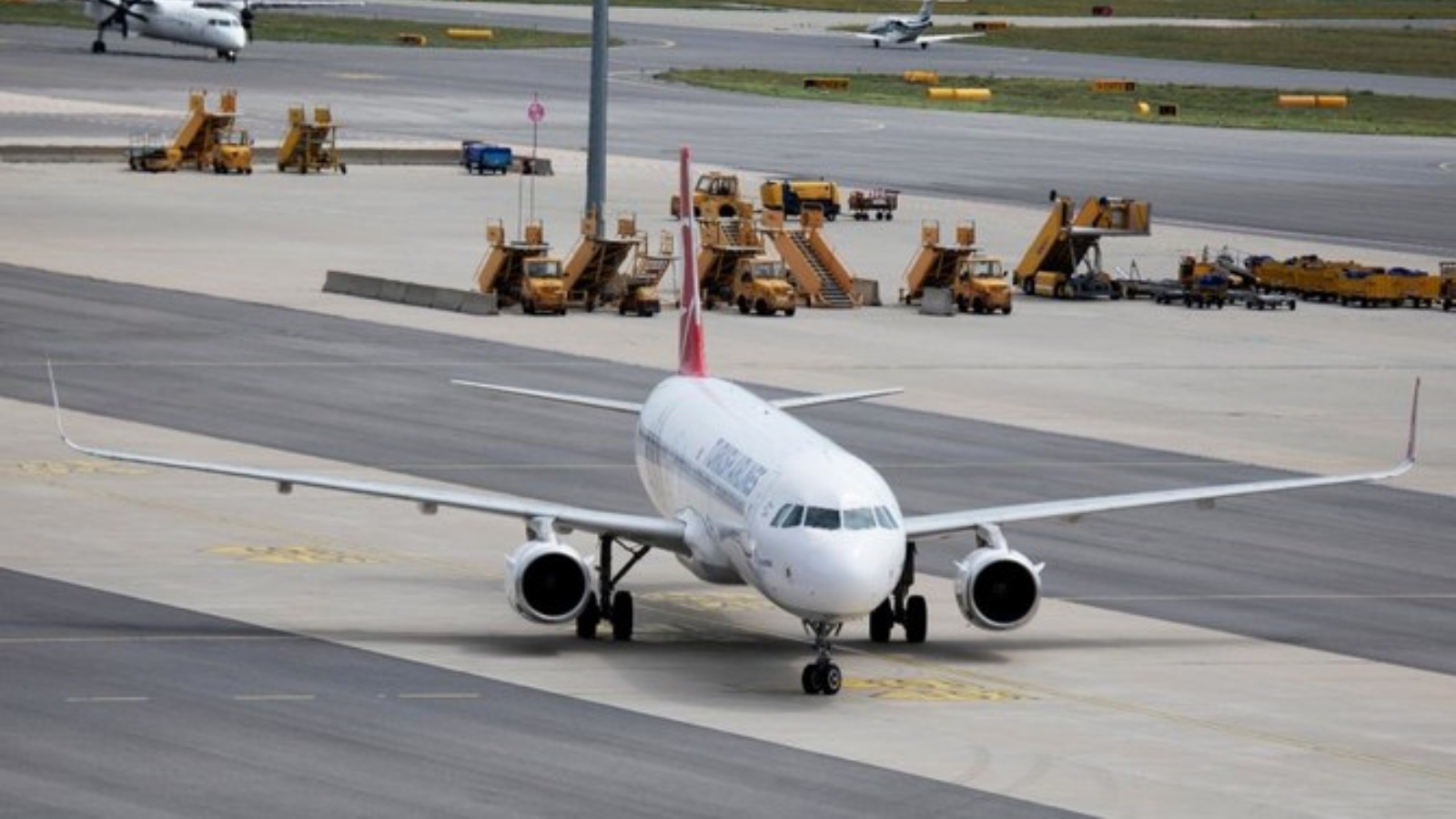 طائرة إيرباص A-321 تابعة للخطوط الجوية التركية تصل إلى مطار فيينا الدولي في 4 آب/أغسطس 2021، وسط جائحة فيروس كورونا كوفيد19.