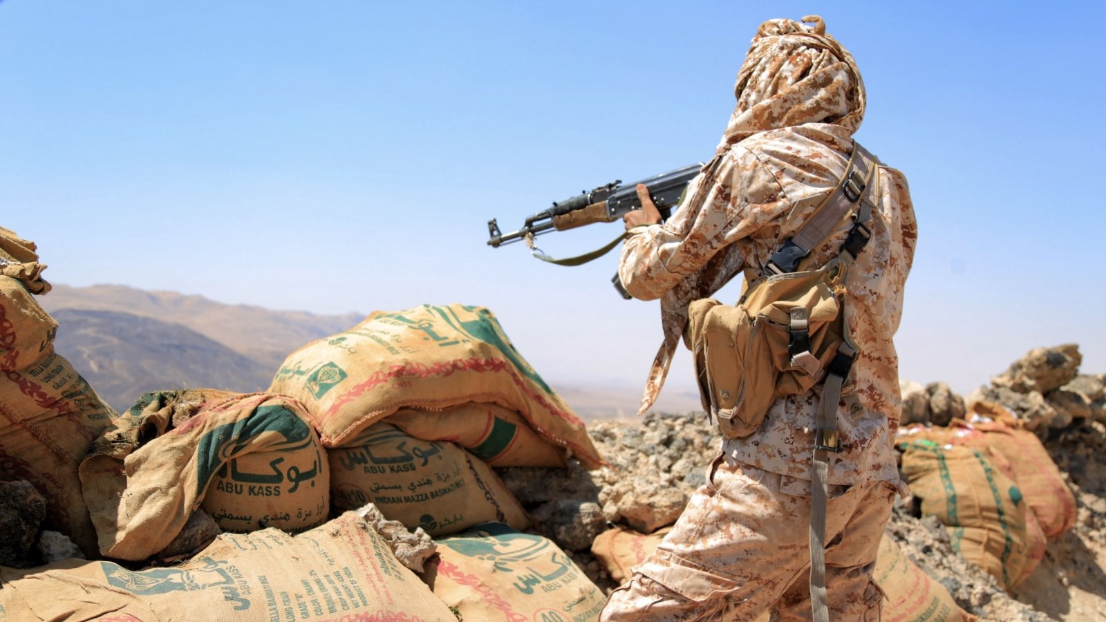 مقاتل موال للحكومة اليمنية المدعومة من السعودية يشغل موقعًا بالقرب من خط المواجهة يواجه المتمردين الحوثيين المدعومين من إيران في محافظة مأرب الشمالية الشرقية، اليمن. في 17 تشرين الأول/أكتوبر 2021.