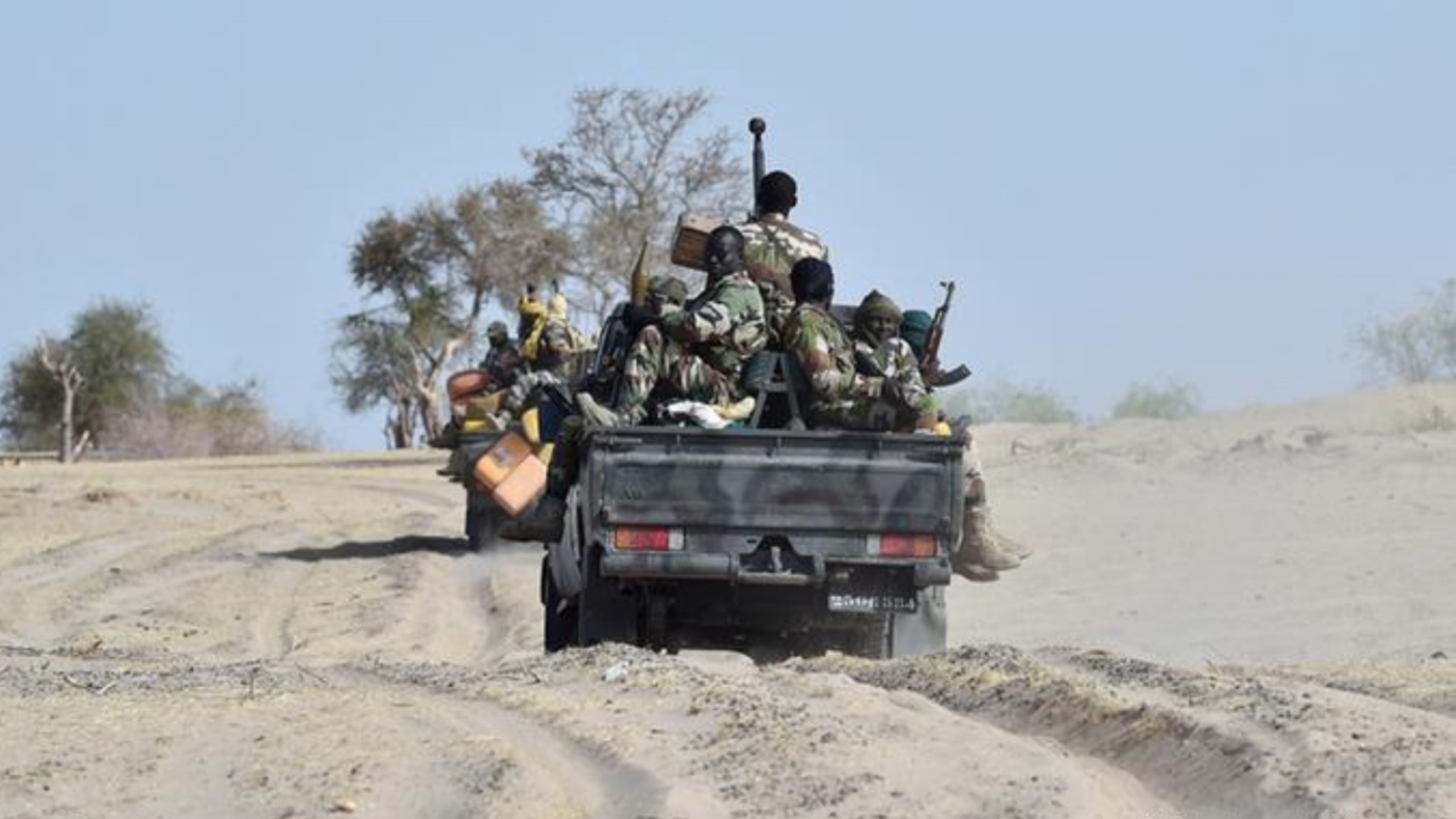 عناصر من الجيش النيجيري على متن آلية عسكرية. (أرشيفية)