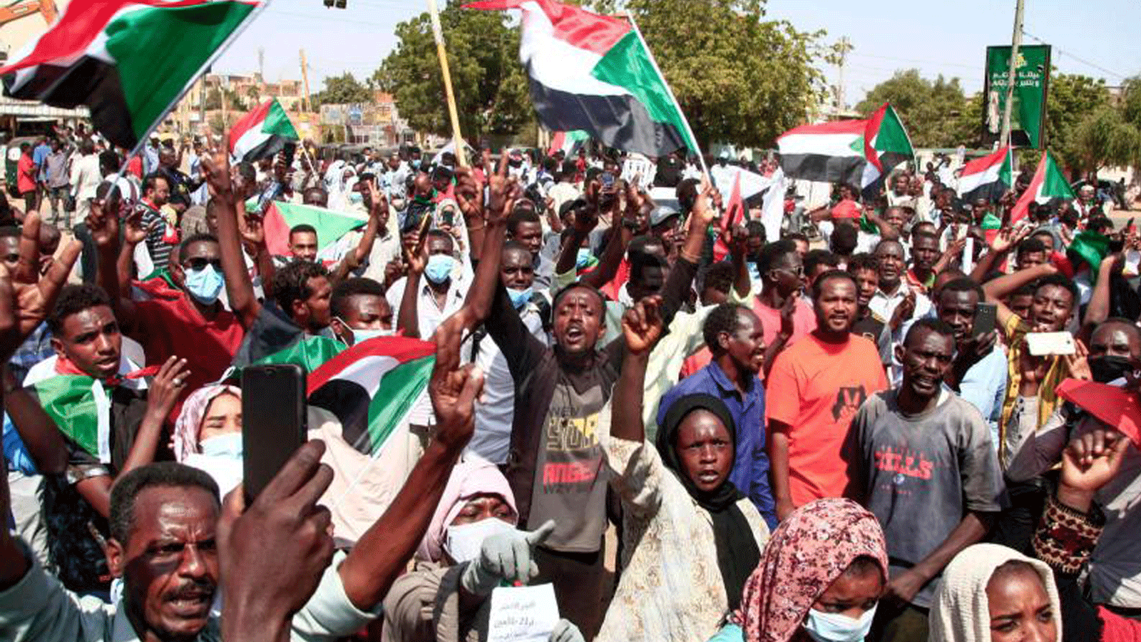 متظاهرون سودانيون ينزلون إلى شوارع أم درمان، المدينة التوأم للعاصمة الخرطوم، للمطالبة بانتقال الحكومة إلى الحكم المدني. 21 تشرين الأول/ أكتوبر 2021