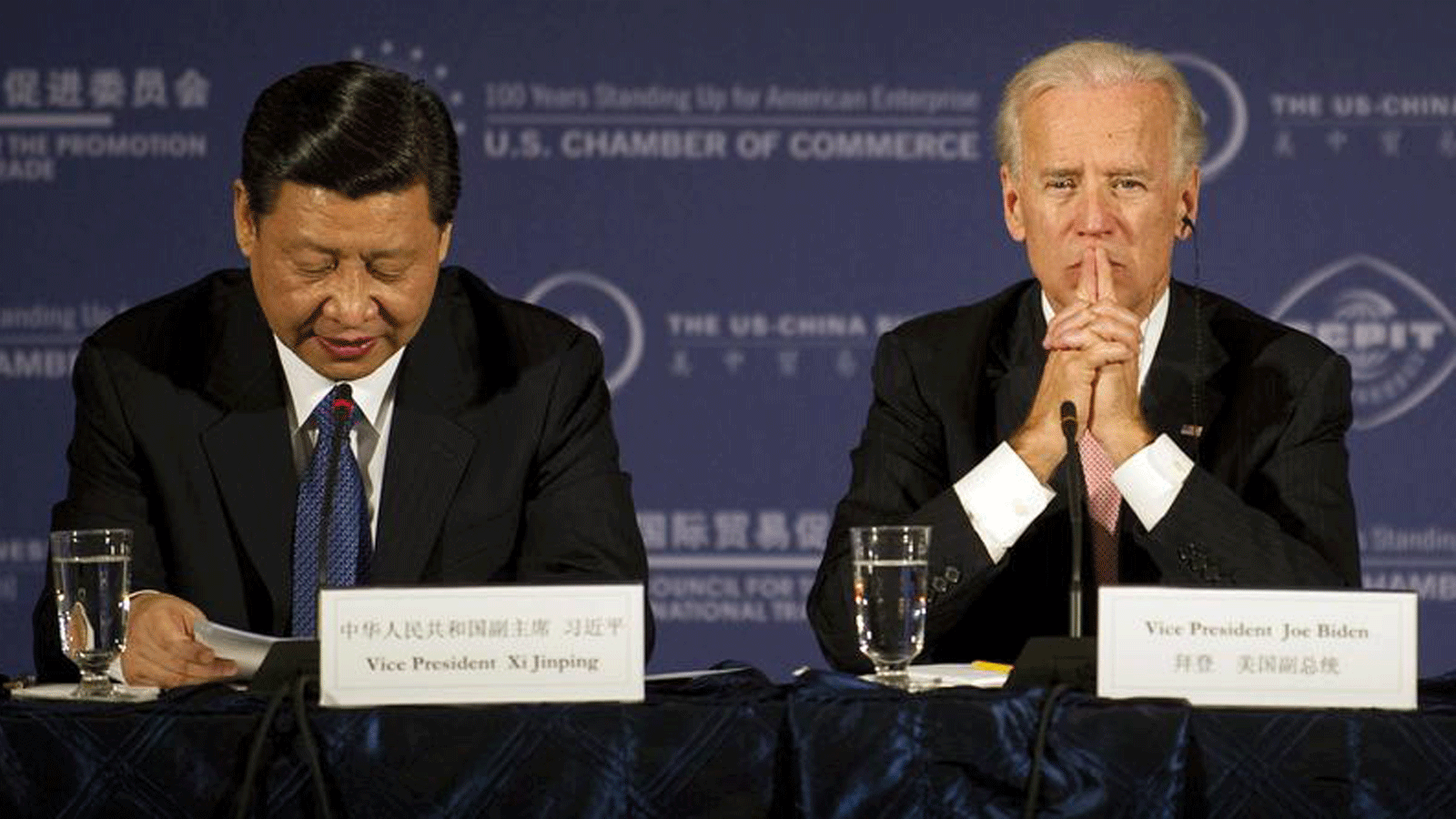 الرئيس الصيني شي جين بينغ (يسار) يتحدث مع الرئيس الأمريكي جو بايدن (يمين) حين كان كلٍ منهما نائباً لرئيس بلاده. خلال مائدة مستديرة للأعمال في غرفة التجارة الأميركية في واشنطن العاصمة. 14 شباط/ فبراير 2012