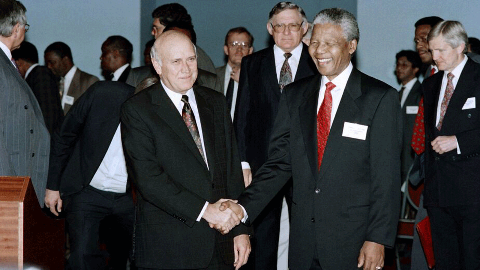 فريدريك ويليم دي كليرك مع نيلسون مانديلا، في سبتمبر/ أيلول 1992