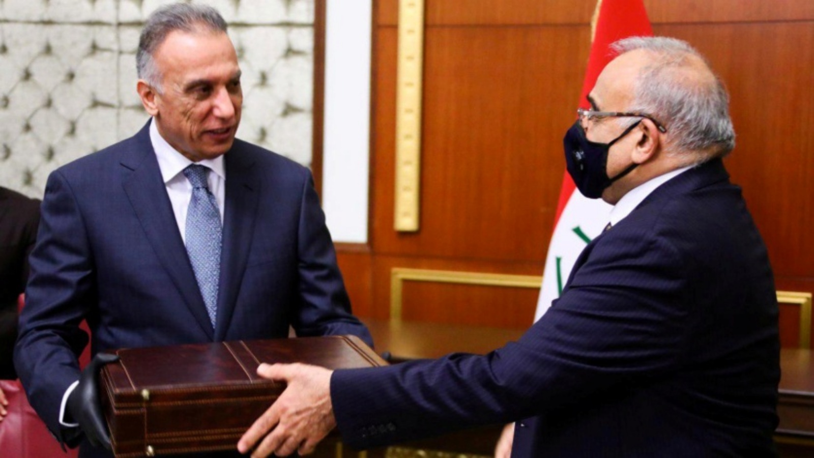 عبد المهدي يسلّم الكاظمي حقيبة رئاسة الحكومة في أيار/مايو 2020. (رئاسة الحكومة)