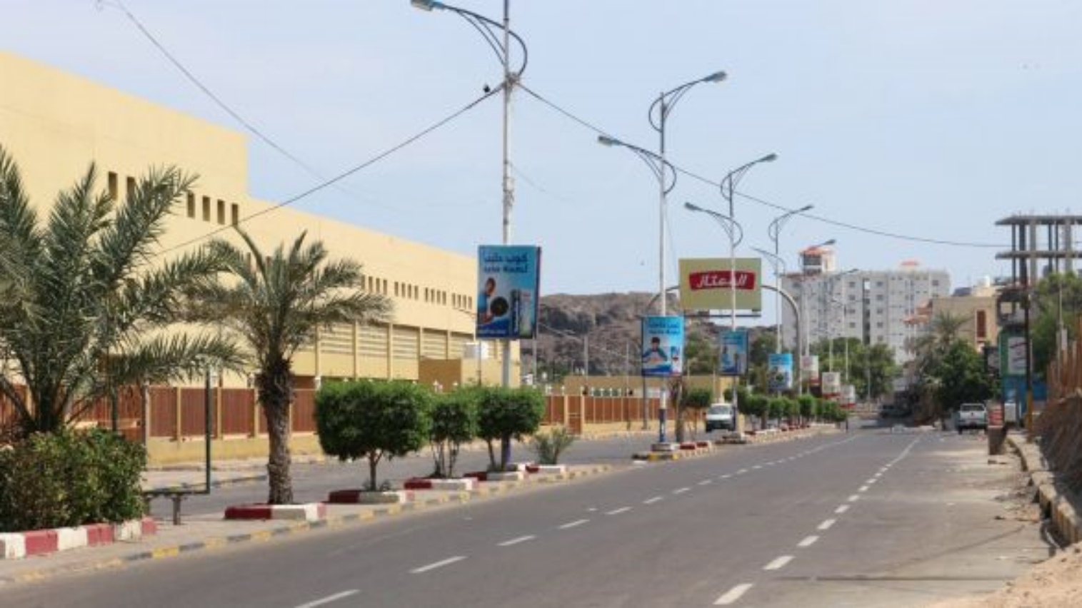 أحد شوارع عدن تظهر فارغة بسبب الصراع بين الحكومة والحوثيين. (أرشيفية)
