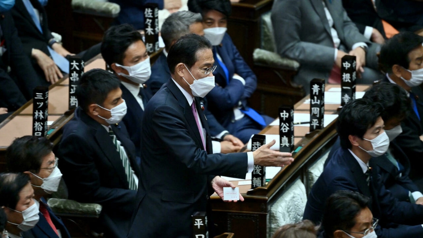 رئيس الوزراء الياباني فوميو كيشيدا في اجتماع مجلس النواب في البرلمان. بتاريخ 10 تشرين الثاني/نوفمبر 2021.
