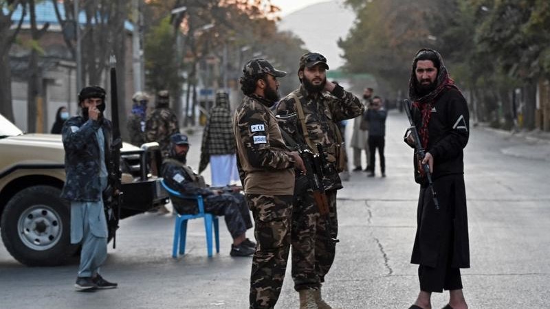 مقاتلو طالبان يحرسون مستشفى سردار محمد داود خان العسكري في كابول في 2 نوفمبر 2021 ، بعد مقتل ما لا يقل عن 19 شخصًا في هجوم على المستشفى