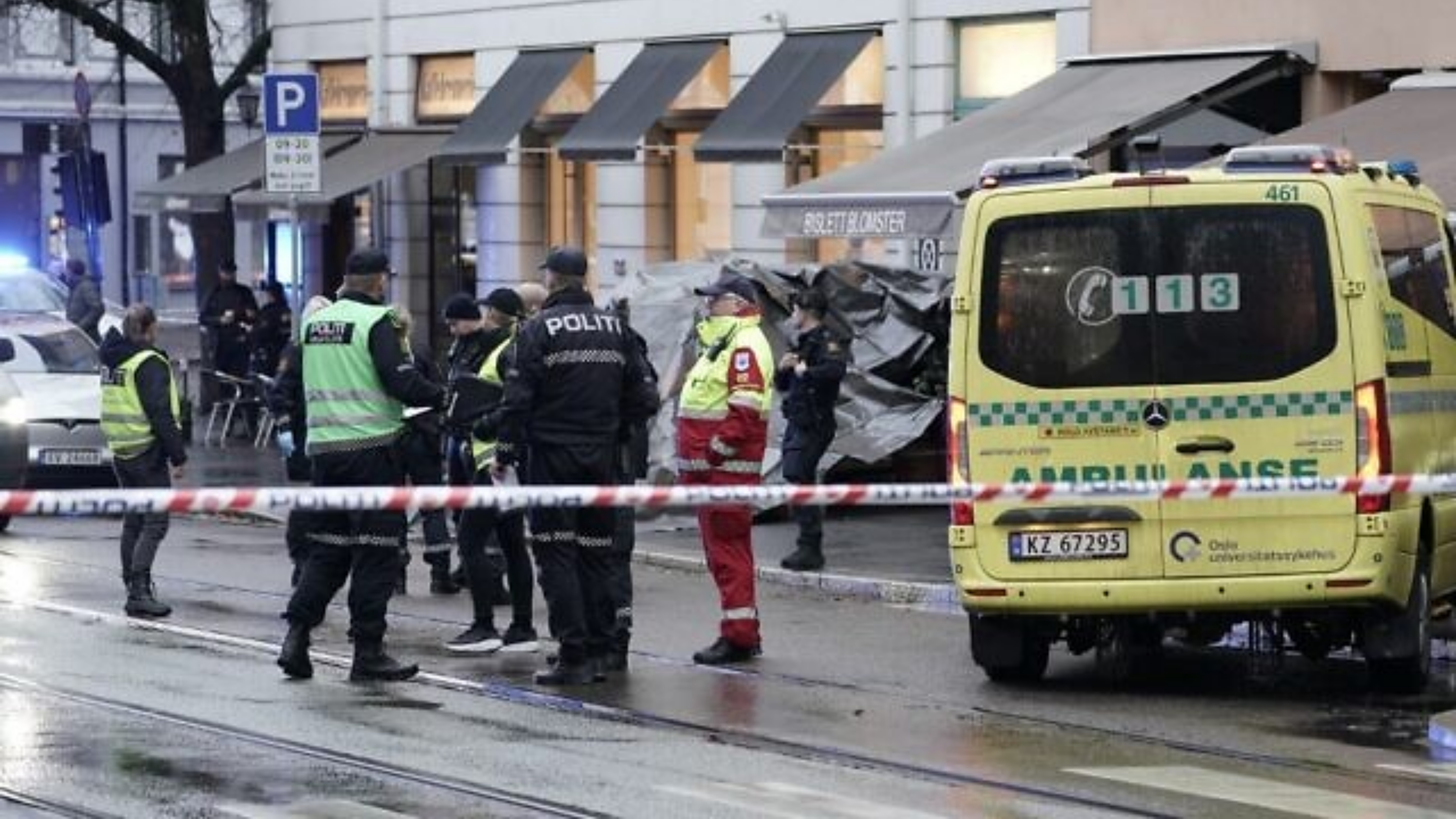 عناصر من الشرطة النروجية في موقع اعتقال رجلاً مسلحاً بسكين في أوسلو. بتاريخ 9 تشرين الثاني/نوفمبر 2021.