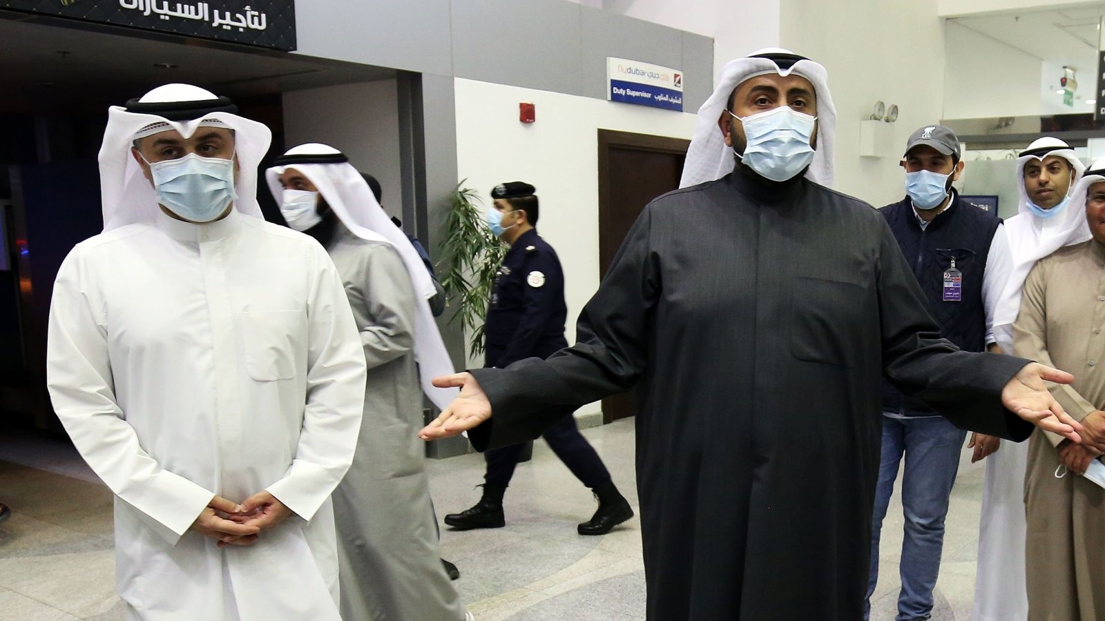 وزير الصحة الكويتي الشيخ باسل الصباح (يمين) يتحدث إلى الصحافة في مطار الشيخ سعد في مدينة الكويت، الكويت. 22 شباط/فبراير 2020.