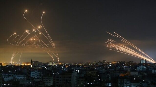 صواريخ أطلقت من غزة (يمين) باتجاه إسرائيل في 14 مايو 2021 وقبالتها صواريخ القبة الحديدية الاعتراضية ترتفع لمواجهتها
