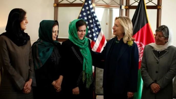 ماريا بشير (الثانية من اليسار) في لقاء حصل في عام 2011 مع وزيرة الخارجية الأميركية آنذاك هيلاري كلينتون