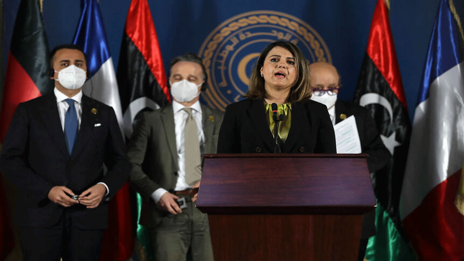 وزيرة الخارجية الليبية نجلاء المنجوش تتحدث مع نظرائها (من اليمين إلى اليسار) الفرنسي جان إيف لودريان والألماني هيكو ماس والإيطالي لويجي دي مايو خلال مؤتمر صحفي في طرابلس، ليبيا. 25 آذار/مارس 2021