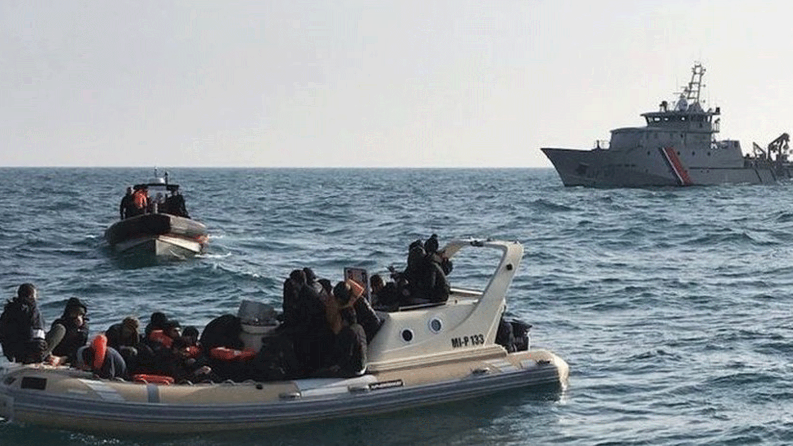 صورة أرشيفية لمهاجرين يعبرون القنال الإنكليزية