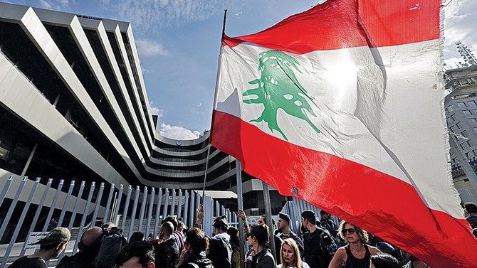 يعاني الاقتصاد اللبناني انهياراً مدوياً منذ نحو عامين، ويشهد الشارع اضطرابات جمة