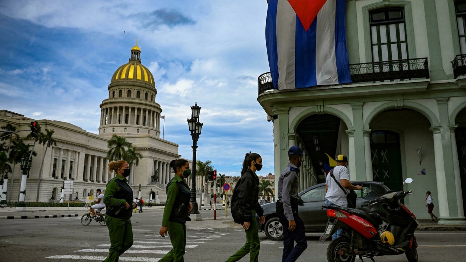الشرطة الكوبية تقوم بدوريات في شوارع هافانا في 15 تشرين الثاني/نوفمبر 2021 لمنع المتظاهرين من التجمّع.