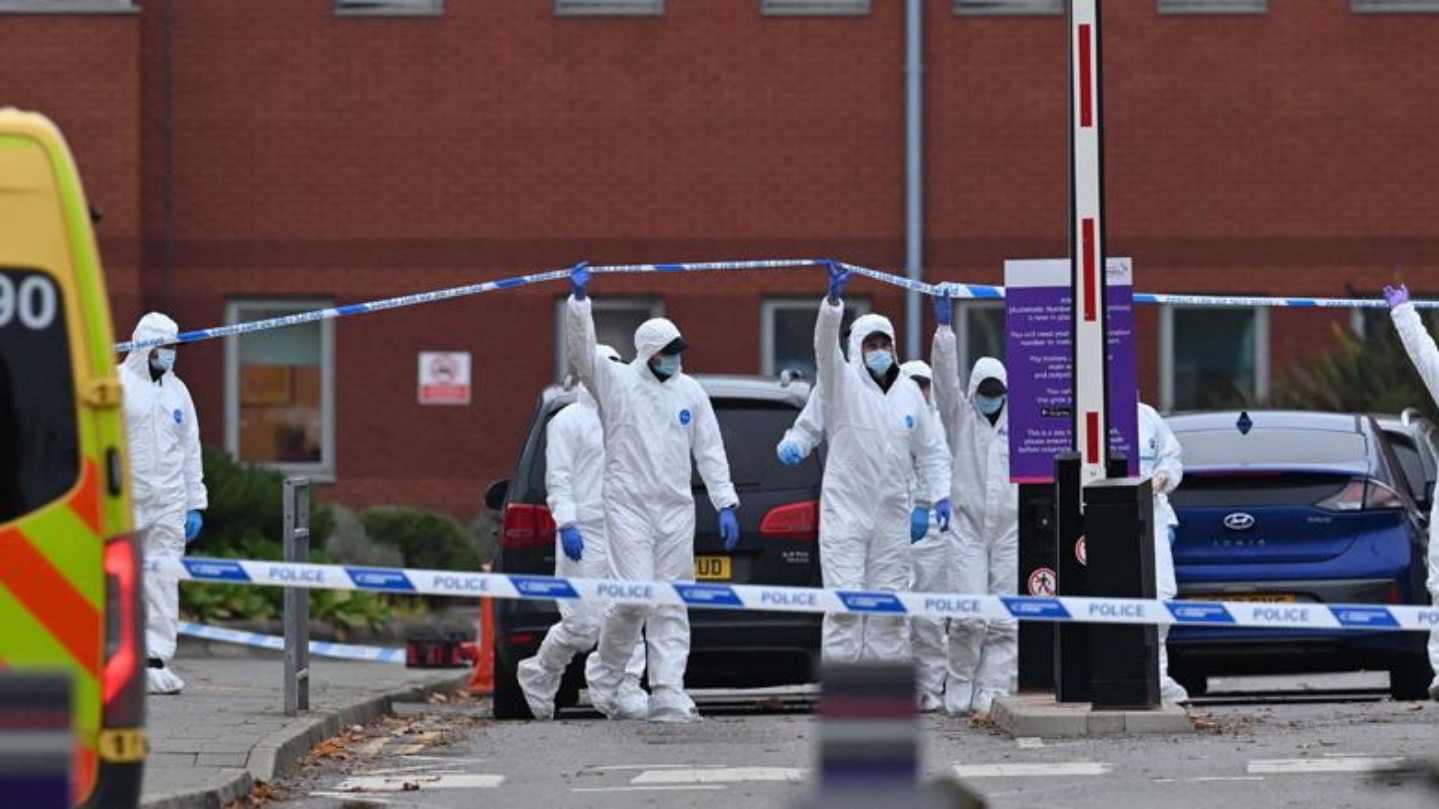 ضباط الطب الشرعي بالشرطة يعملون خارج مستشفى النساء في ليفربول. الاثنين 15 تشرين الثاني/نوفمبر 2021.