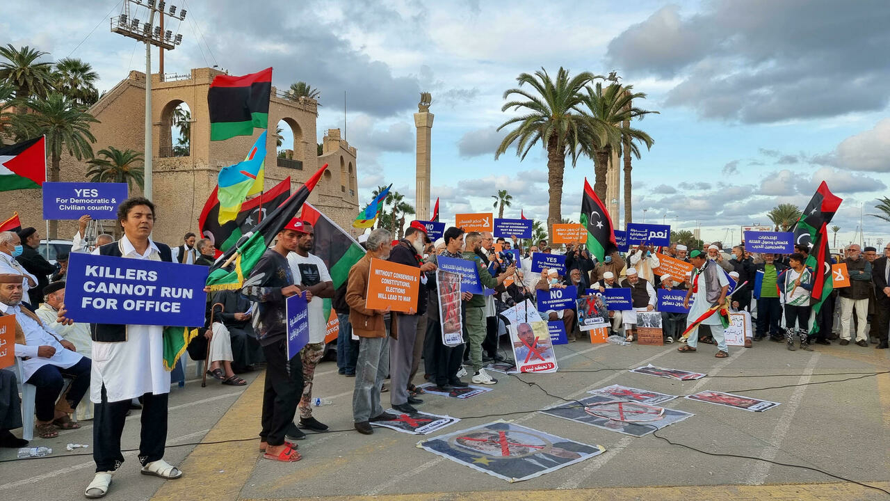 متظاهرون في ساحة الشهداء في العاصمة الليبية طرابلس بتاريخ 19 تشرين الثاني/نوفمبر 2021 ضد ترشح سيف الإسلام القذافي وخليفة حفتر للانتخابات الرئاسية