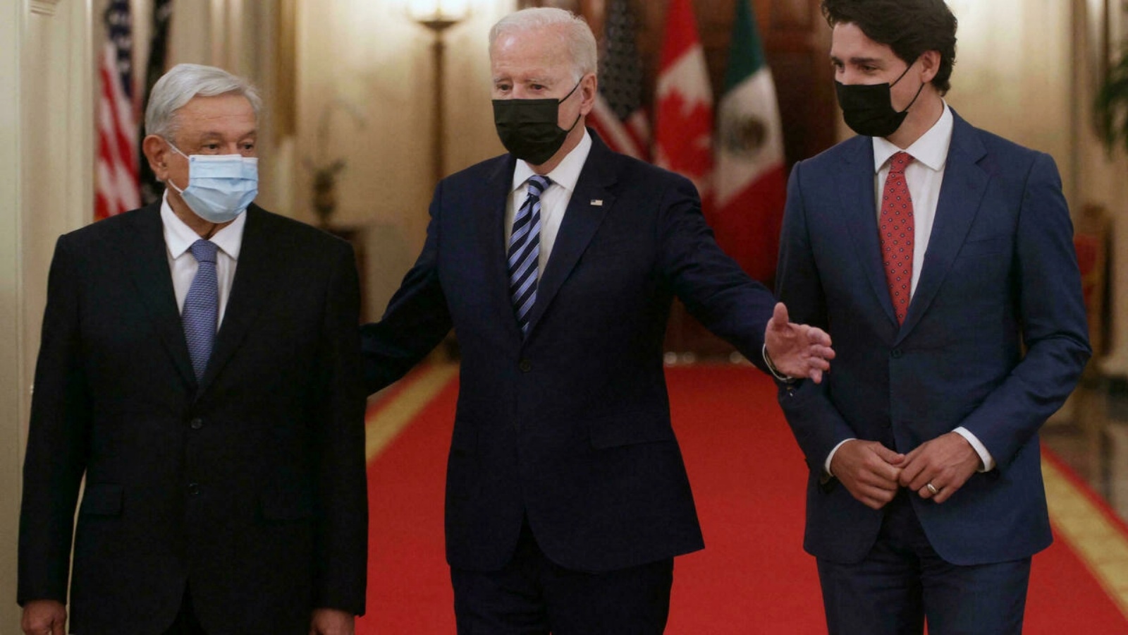 الرئيس الأميركي جو بايدن يستقبل رئيس الوزراء الكندي جاستن ترودو (يمين) ورئيس الدولة المكسيكي أندريس مانويل لوبيز أوبرادور (يسار) في البيت الأبيض بواشنطن. في 18 تشرين الثاني/نوفمبر 2021.