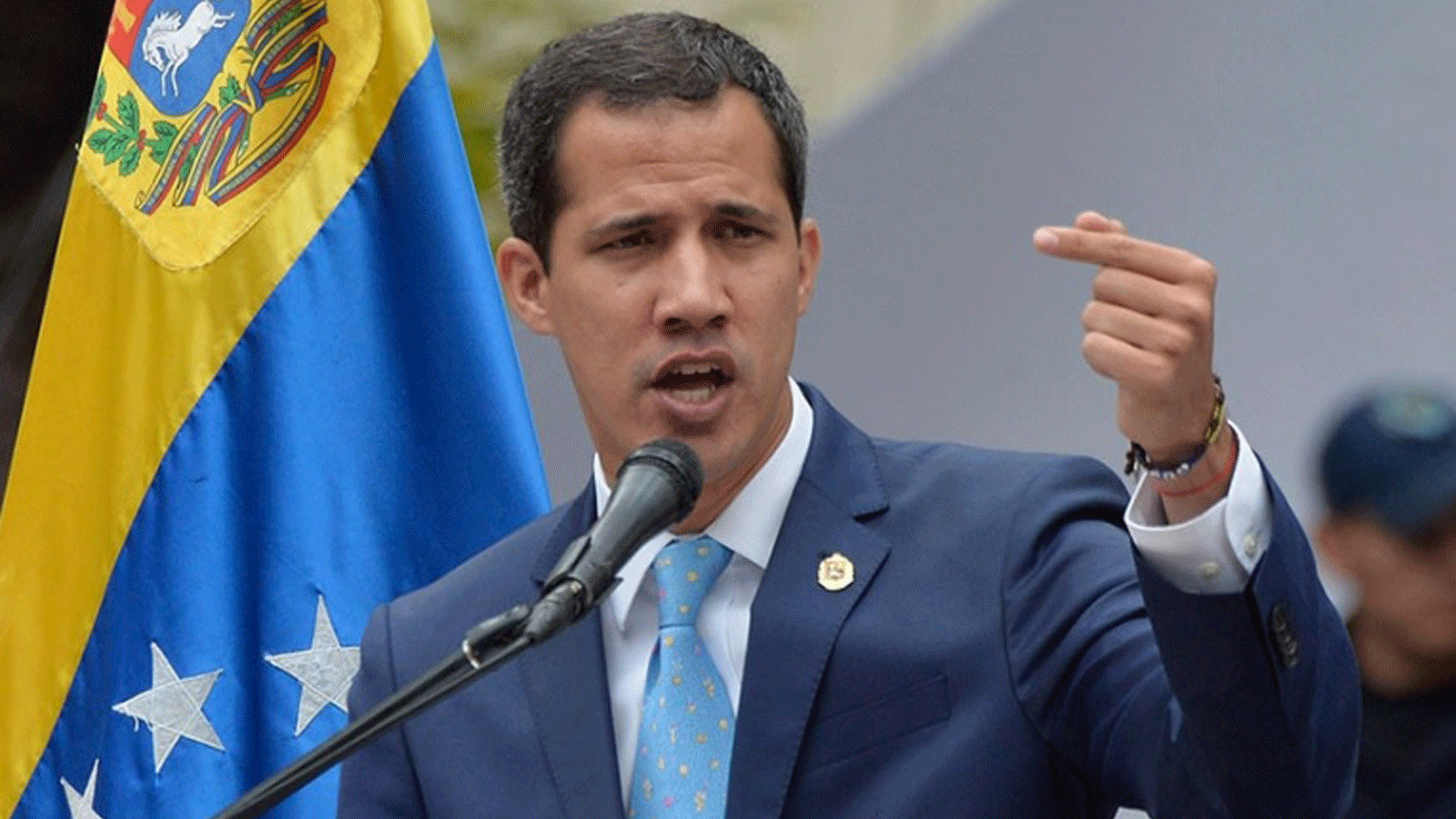 زعيم المعارضة الفنزويلية الذي نصب نفسه رئيسا مؤقتا للبلاد خوان غوايدو يخاطب مؤيديه خلال اجتماع في كاراكاس