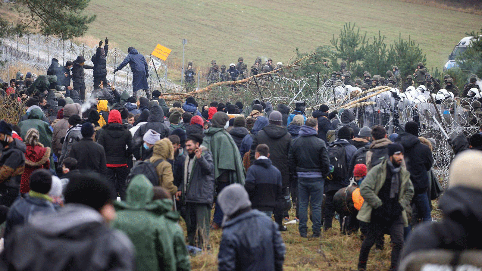  الناتو ينتقد نزول مئات المهاجرين على حدود بيلاروسيا واصفاً الأمر بأنه تكتيك متعمّد من قبل مينسك.