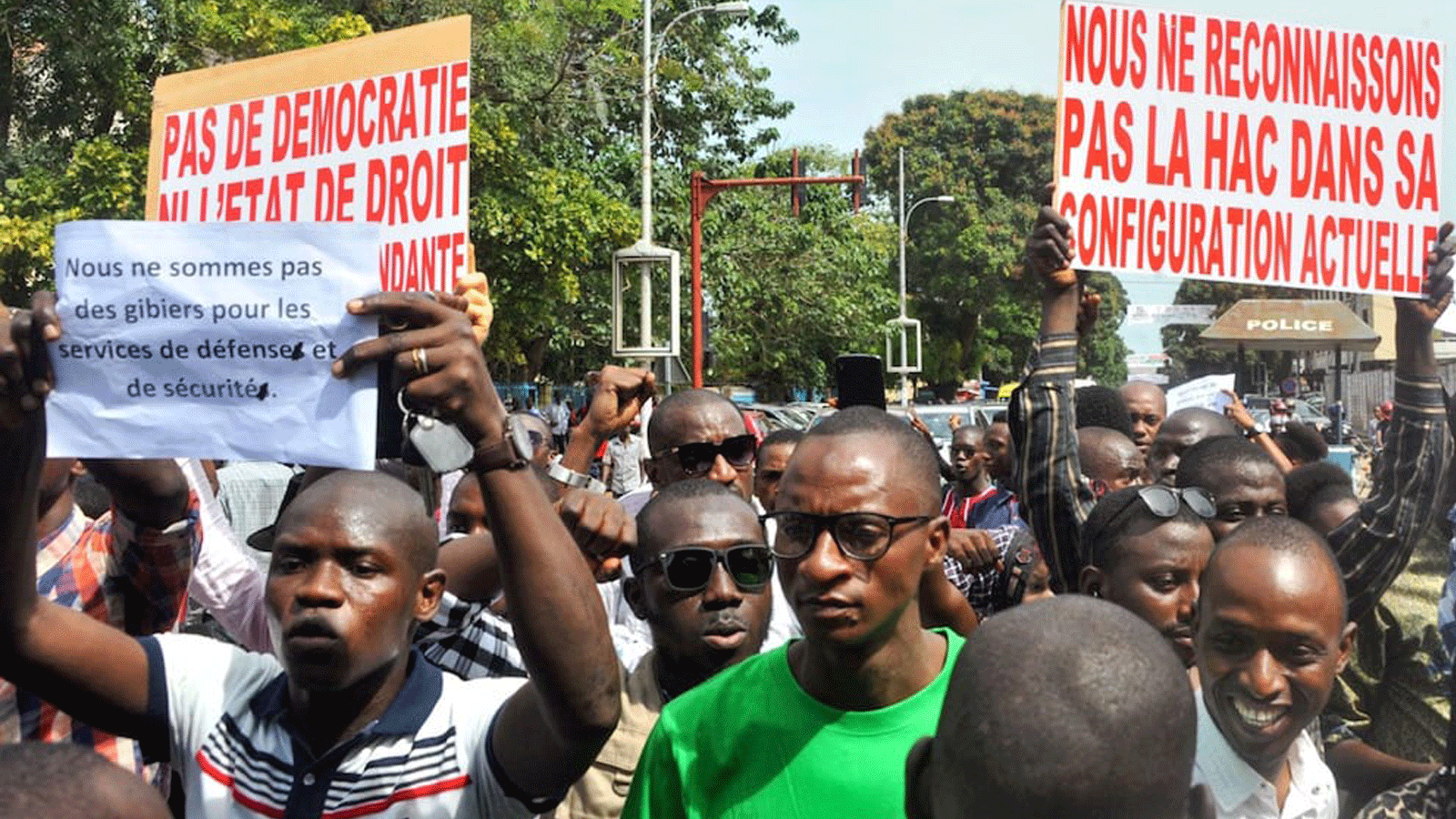 الصحفيون الغينيون يحملون لافتات كتب عليها 