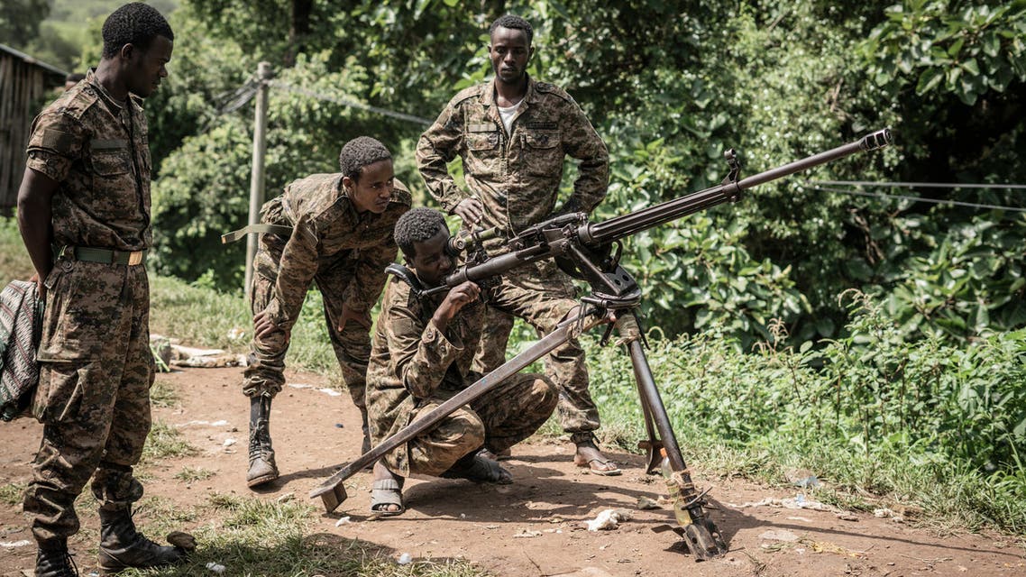 متطوعون إثيوبيون يتدربون على سلاح روسي في مكان مجهول في إثيوبيا في 16 سبتمبر 2021
