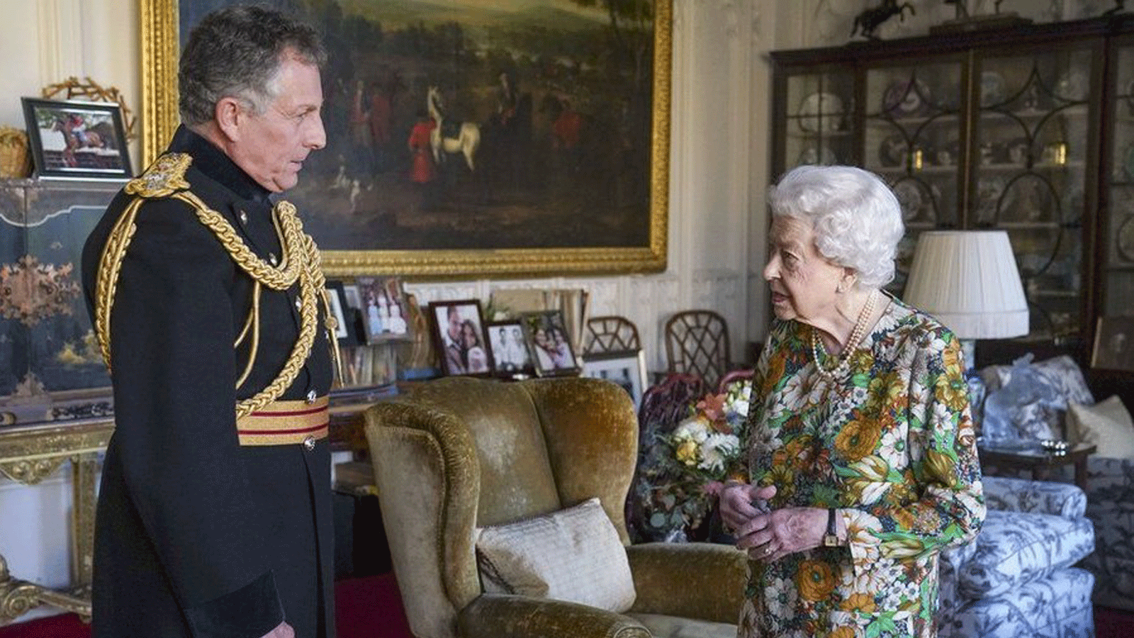صورة وزعها قصر باكنغهام للملكة خلال استقبالها رئيس أركان الدفاع 