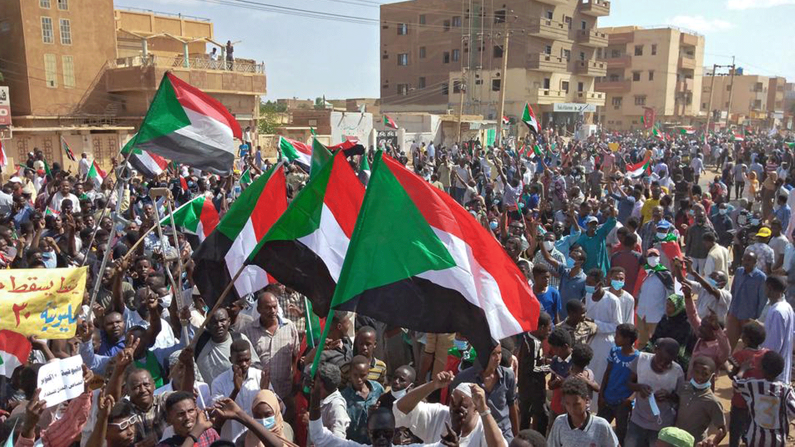 مواطنون سودانيون يحتجون على الحكم العسكري في البلاد