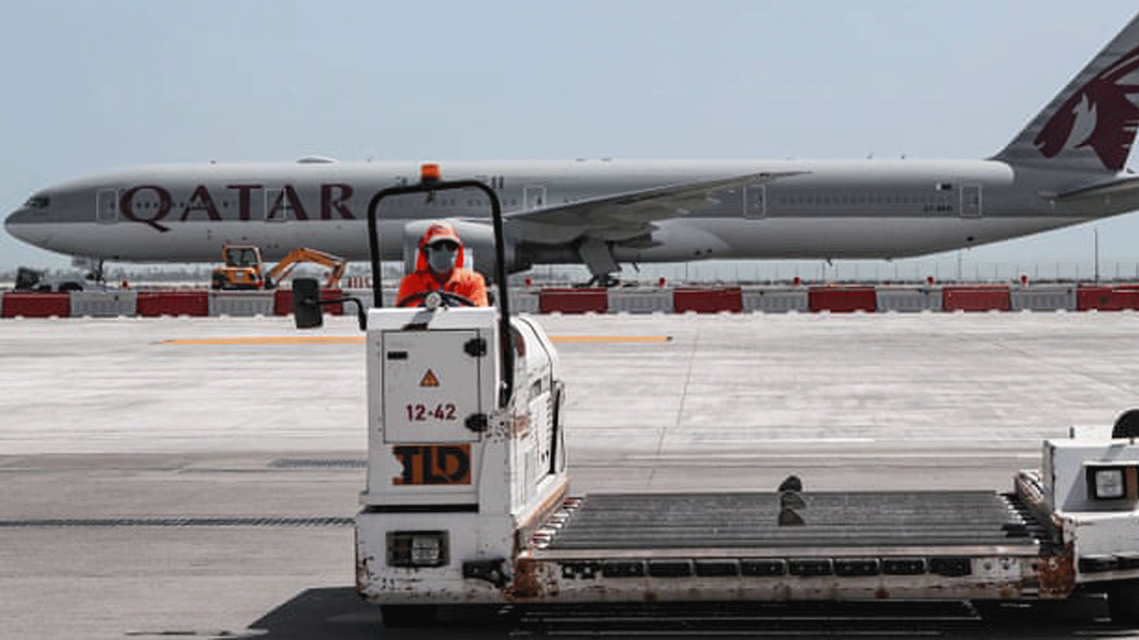 طائرة تابعة للخطوط الجوية القطرية في مطار حمد الدولي في الدوحة، حيث تم إقلاع تسع نساء أستراليات على متن طائرة وتفتيشها أثناء بحث السلطات عن والدة رضيع تم العثور عليه في حمام المطار.