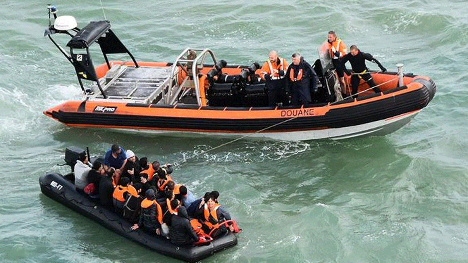 خفر السواحل البريطانيون وانقاذ قارب للمهاجرين أرشيف