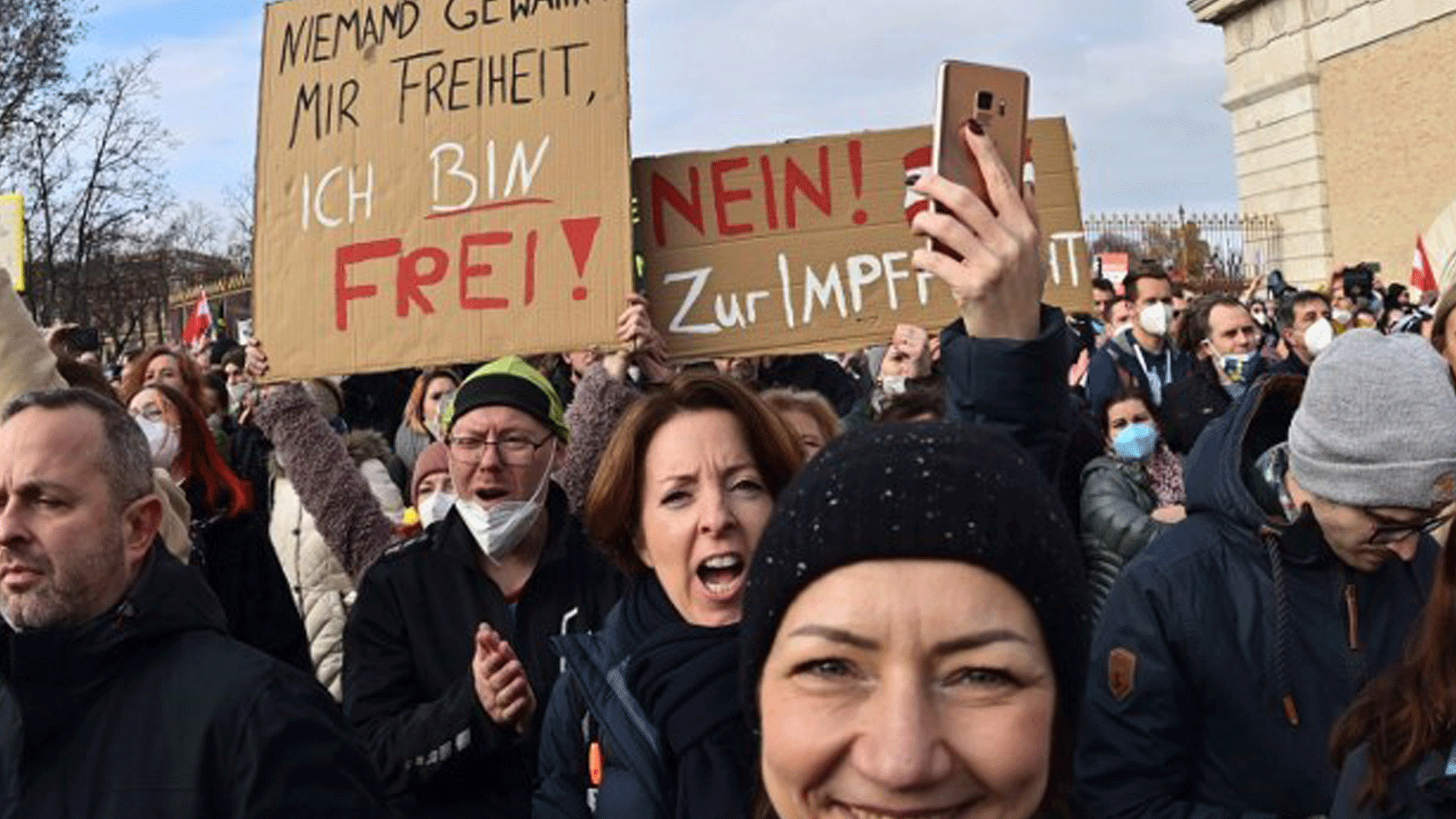 متظاهرون يشاركون في مسيرة نظمها حزب الحرية اليميني المتطرف النمساوي ضد الإجراءات المتخذة للحد من جائحة فيروس كورونا (كوفيد -19) في فيينا.