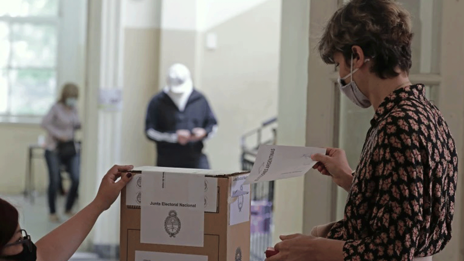 امرأة تدلي بصوتها خلال الانتخابات البرلمانية النصفية في بوينس آيرس