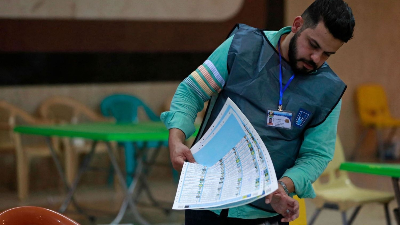 عمليات العد اليدوي لأصوات الناخبين العراقيين (أ ف ب)