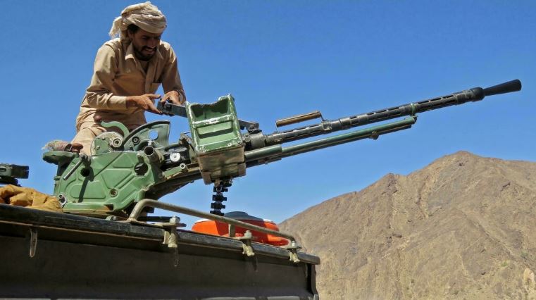 مقاتل من القوات اليمنية الحكومية قرب خط الجبهة مع الحوثيين في محافظة مأرب في 27 اكتوبر 2021