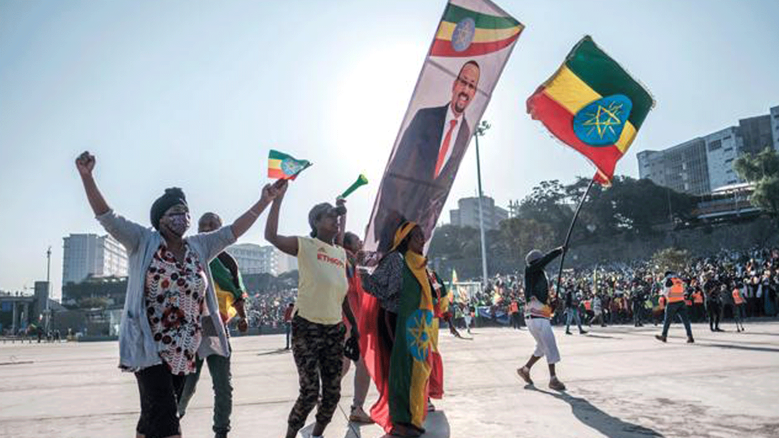 متظاهرون يحملون لافتة عليها صورة رئيس الوزراء أبيي أحمد خلال تجمع حاشد في أديس أبابا/ إثيوبيا. 7 تشرين الثاني/ نوفمبر 2021