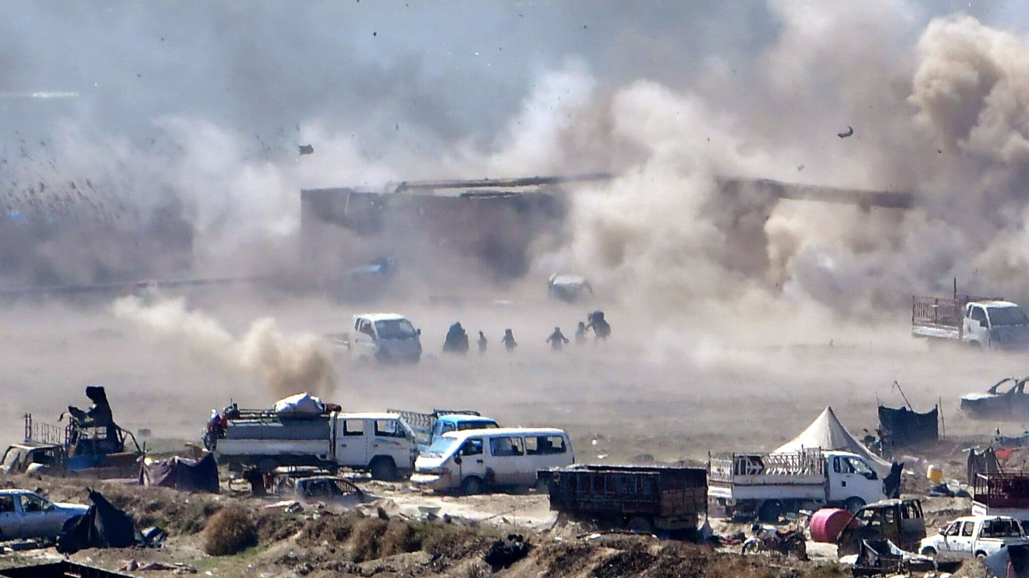 مدنيون يفرون من القصف العنيف على قرية الباغوز، آخر معاقل داعش في سوريا، في 18 مارس 2019