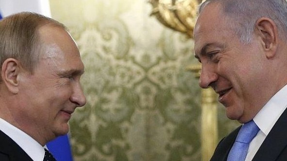 رئيس الوزراء الإسرائيلي السابق بنيامين نتنياهو (يمين) والرئيس اروسي فلاديمير بوتين في صورة من الأرشيف