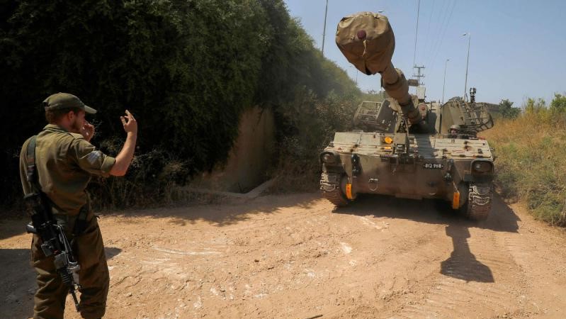 مدفع إسرائيلي ثقيل على الحدود مع لبنان