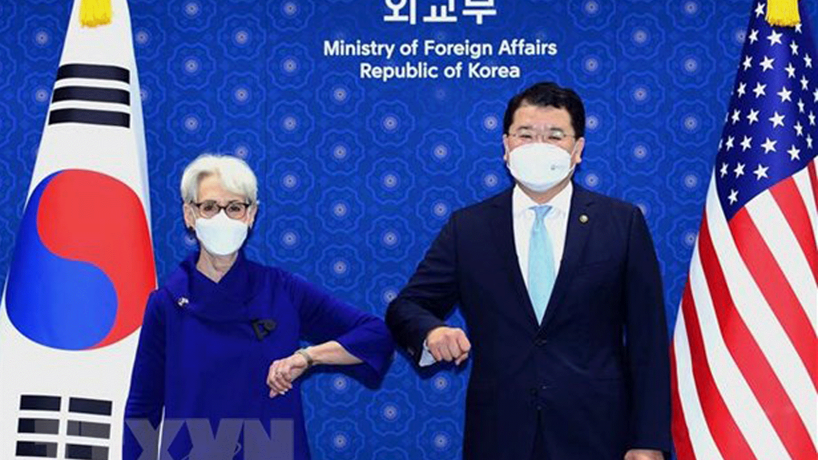 نائبة وزيرة الخارجية الأمريكية ويندي شيرمان (إلى اليسار) والنائب الأول لوزير خارجية كوريا الجنوبية تشوي جونغ كون في اجتماع في سيول يوم 23 تموز/ يوليو.