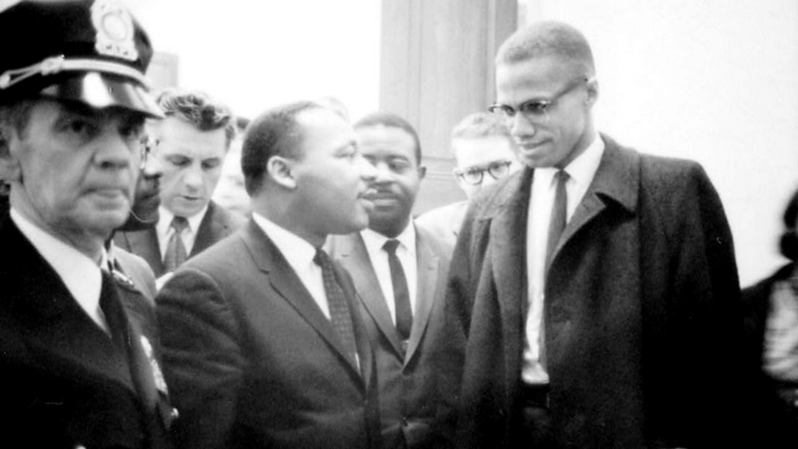 صورة منشورة من مكتبة الكونغرس تُظهر مارتن لوثر كينغ الابن (إلى اليسار) وزميله من قادة الحقوق المدنية مالكولم إكس في عام 1964.
